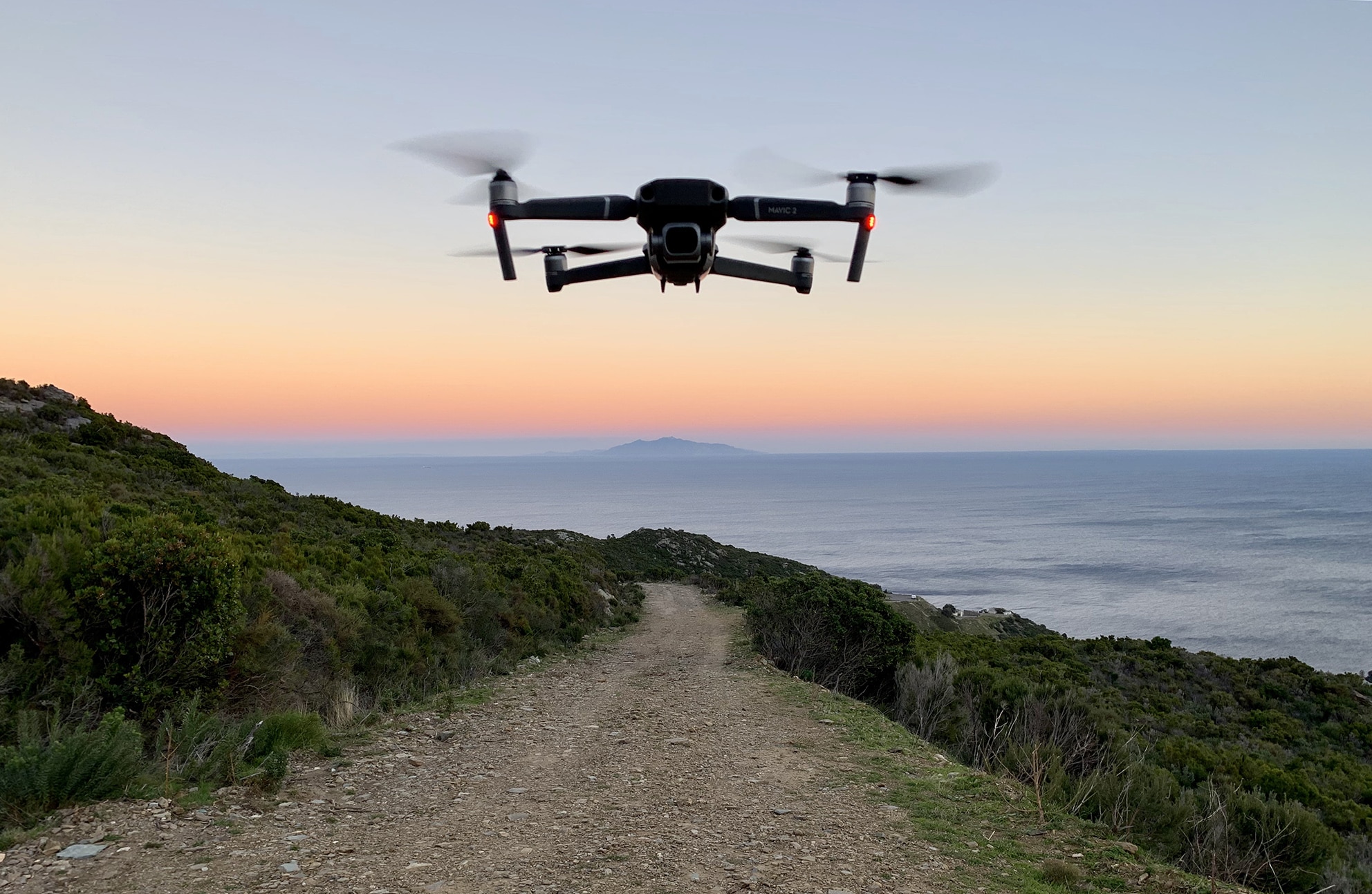 drone mavic 2 pro sous le soleil couchant