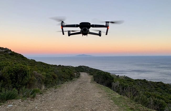 Drone Mavic 2 en vol en montagne