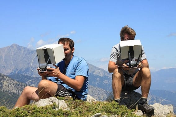 Equipe de tournage drone en train de travailler